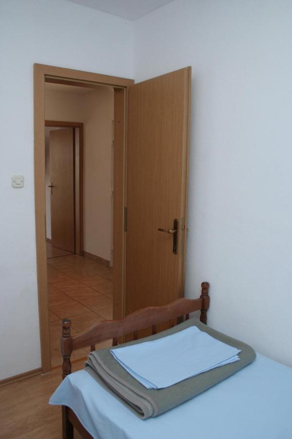 Apartment Zarace - Gdinj 4598A Exteriör bild