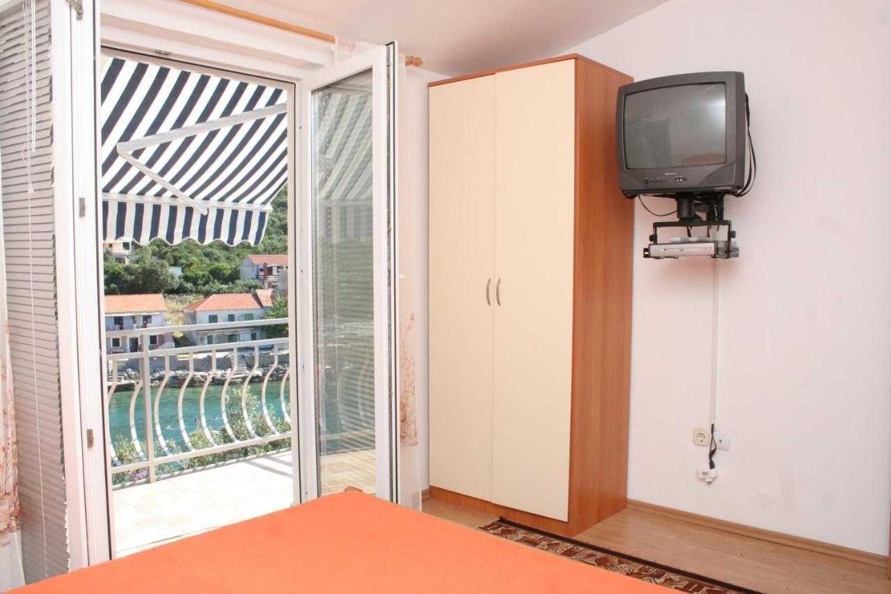 Apartment Zarace - Gdinj 4598A Exteriör bild