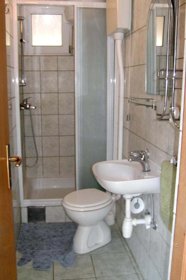 Apartment Zarace - Gdinj 4598A Exteriör bild