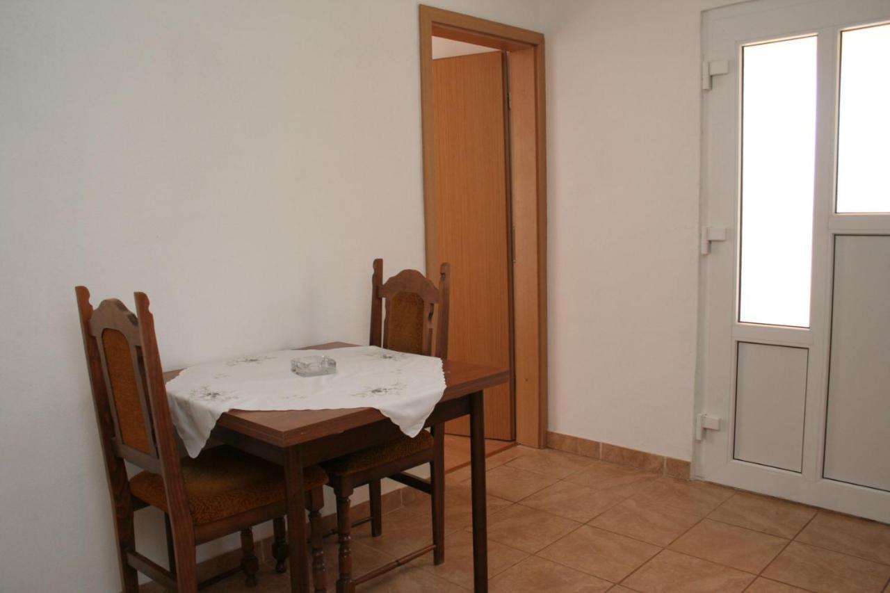 Apartment Zarace - Gdinj 4598A Exteriör bild
